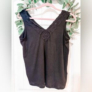 ▪️ 4/$25- Reitmans Embroidered Detail Tank‎